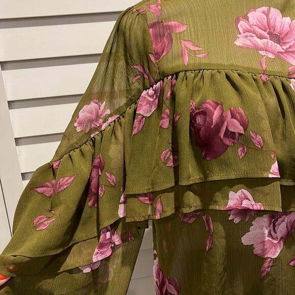 Forever 21 Pre loved gorgeous Floral Ruffle Top with long Sleeves. - Picture 2 of 10